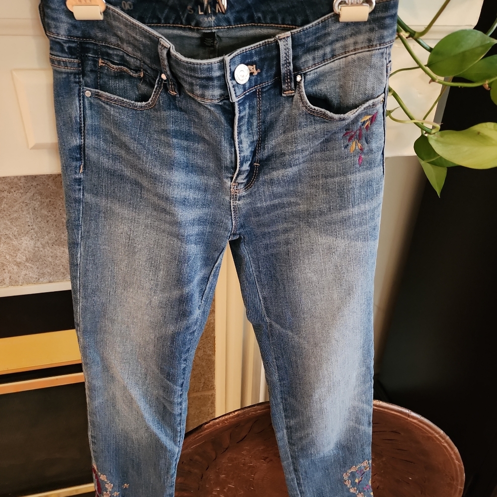 WHITE HOUSE BLACK MARKET SLIM CROP EMBROIDERED JEANS, SIZE 00